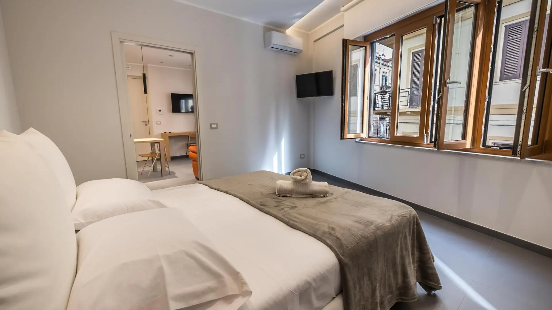 Teatro Apartments Villafranca Палермо
