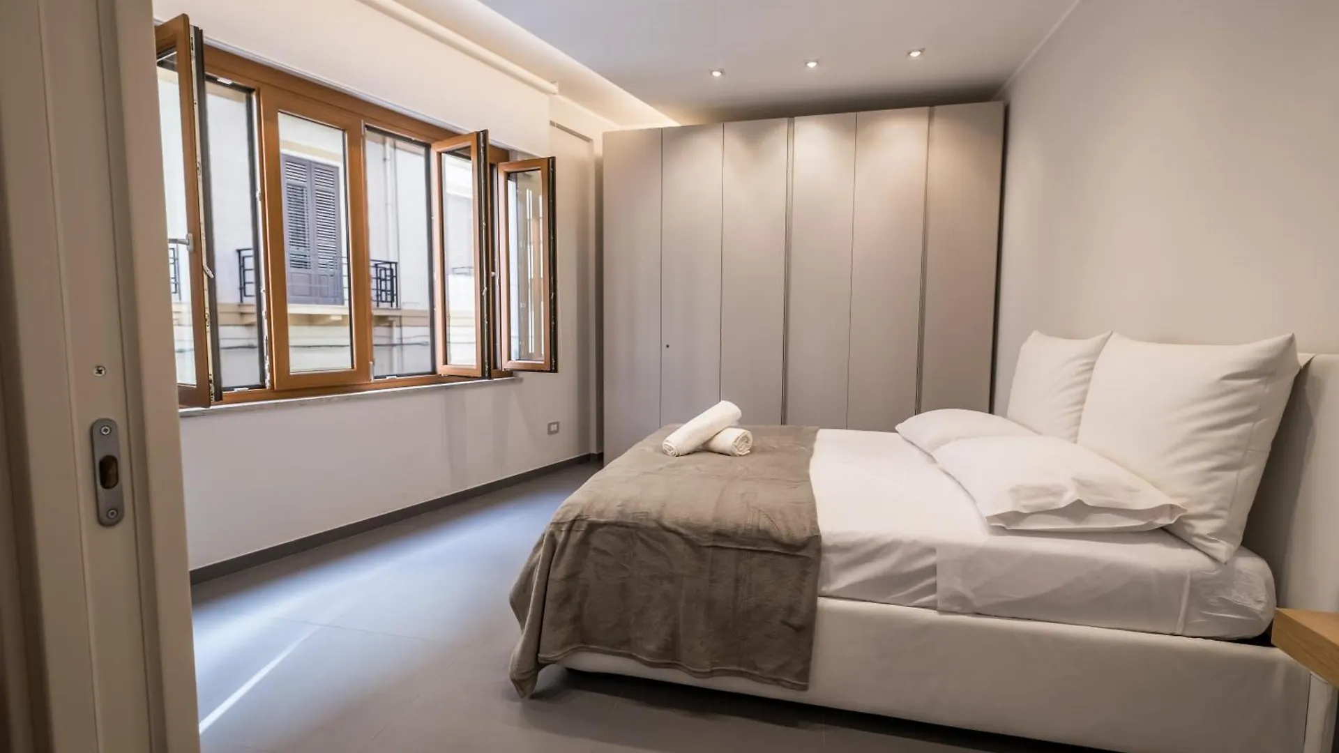 Teatro Apartments Villafranca Палермо